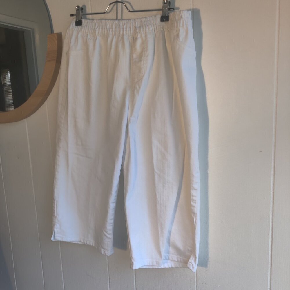 D & Co White Jean Capri's, tailored Sz L.Darted back, elastic waist dbl stitched